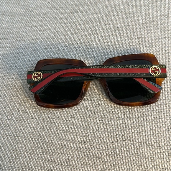 Gucci Oversized Women’s Sunglasses - Picture 3 of 9